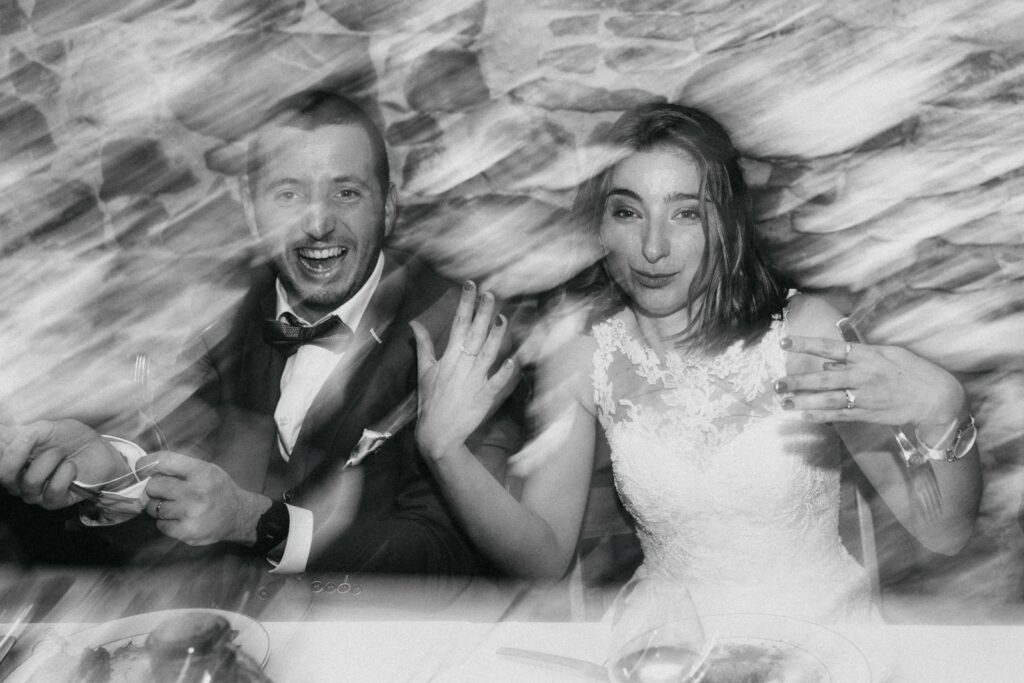 Les mariés sous un jeu de lumière avec un flash lors d'un mariage au Pays basque