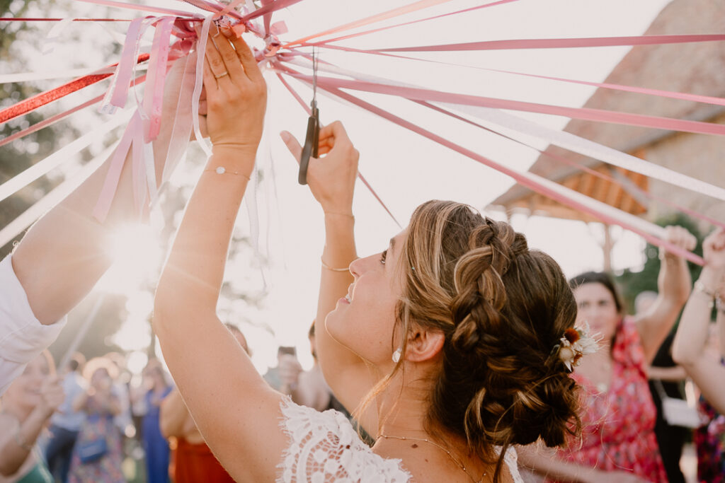 photographe mariage pays basque - bouquet mariée ronde - lancé bouquet mariée - mariage lancer bouquet - ruban bouquet mariage