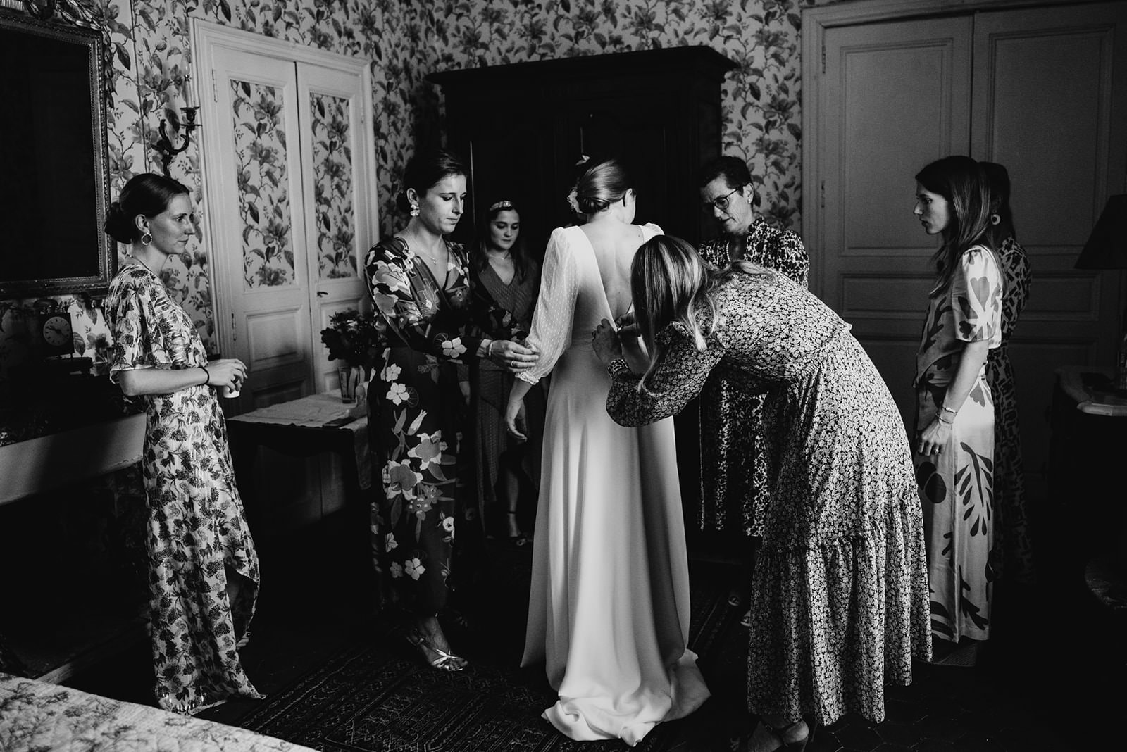préparatifs de la mariée chateau de lacoste - photographe mariage heraukt provence - photodocumentaire mariage - julie verdier