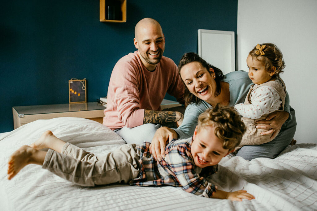séance photo famille à la maison - photographe lifestyle nîmes - portrait de famille naturel