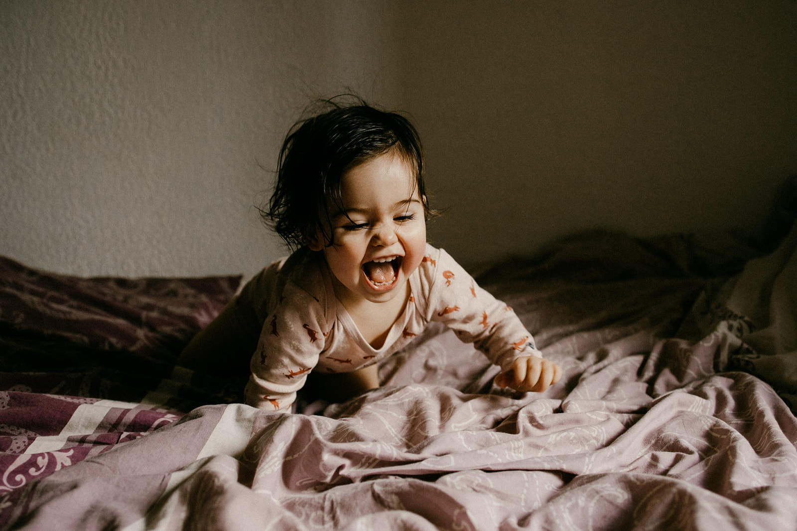 reportage photo famille ales - seance photo a la maison - julie verdier